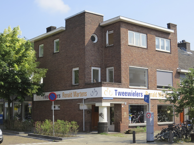906427 Gezicht op de voor- en zijgevel van het hoekpand Pieter Nieuwlandstraat 26 (Ronald Martens-Tweewielers) te ...